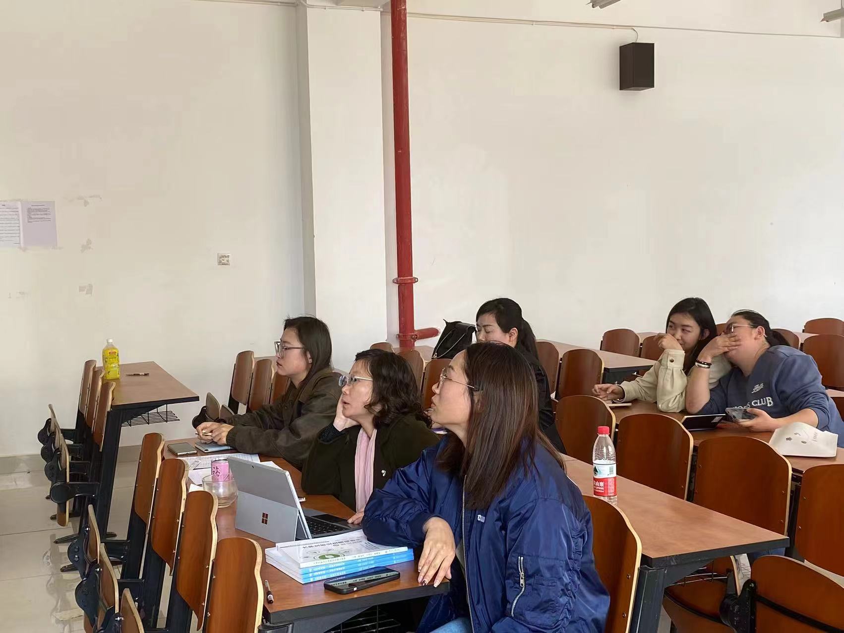探索理念创新🛁，扎实推进课改——公共基础教学部组织新学期兼课教师试讲